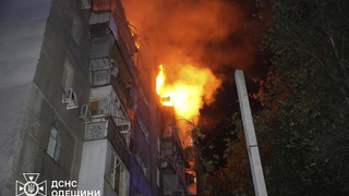 Ruské útoky zabili na Ukrajine najmenej troch ľudí. Drony zničili školu, nemocnicu aj autá 