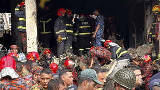 Letecké nešťastie v Bangladéši. 
Armádne lietadlo sa zrútilo na školu, hlásia najmenej 19 obetí