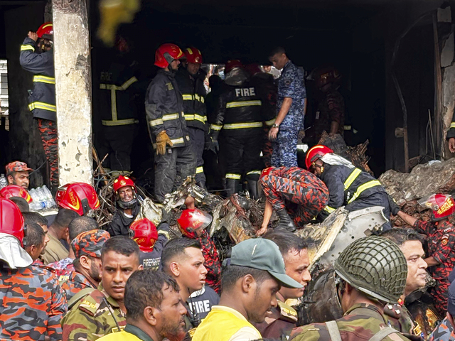 Letecké nešťastie v Bangladéši. 
Armádne lietadlo sa zrútilo na školu, hlásia najmenej 19 obetí