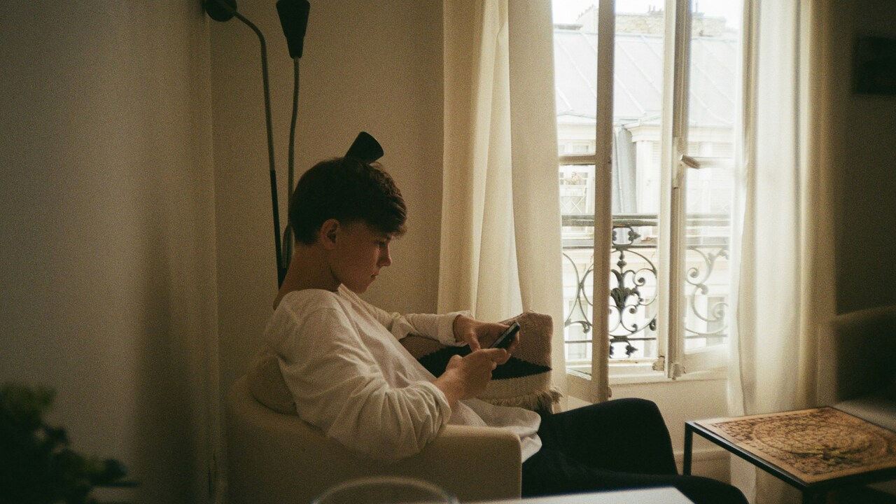 chlapec na telefóne.jpg