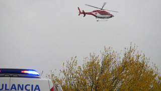 Vážna nehoda pri Sabinove. Po zrážke auta so stromom hlásia jedného mŕtveho a šesť zranených, zasahuje vrtuľník