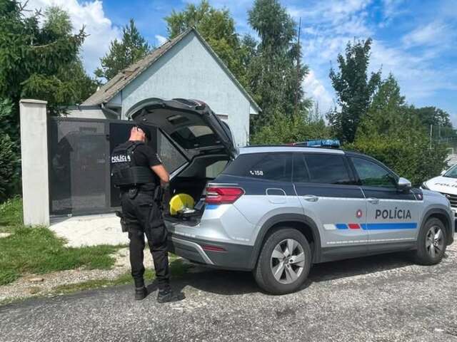 Rodinná dráma v obci pri Nitre. Otec mal po hádke strieľať na syna, polícia podozrivého zadržala