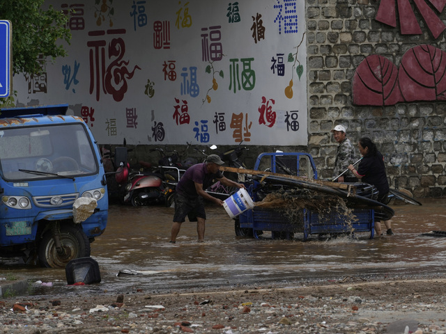 Peking je v pohotovosti: Záplavy si vyžiadali najmenej 38 obetí, úrady evakuovali desaťtisíce ľudí