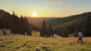 Kopanecké lúky žijú tradíciou. Dobrovoľníci ich kosia ručne, zachovávajú tak svetový rekord