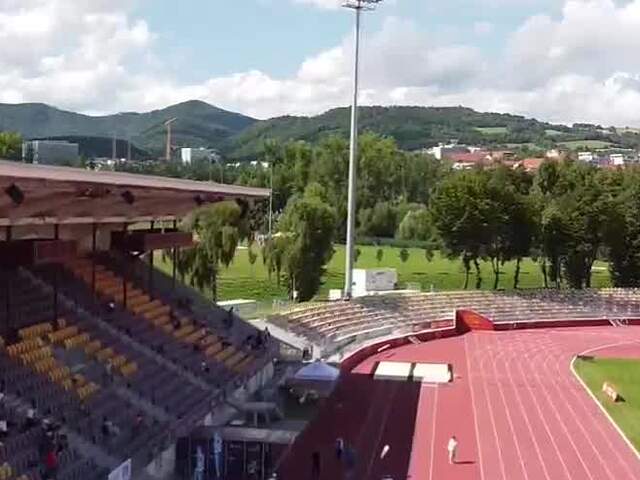 Majstrovstvá Slovenska v atletike odštartovali v Banskej Bystrici. Prvý deň priniesol silné výkony aj nový rekord