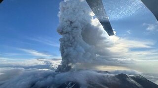 FOTO/VIDEO: Na Kamčatke vybuchla doteraz nečinná sopka. Vedci zaznamenali prvú erupciu v histórii