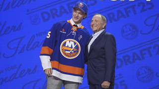 VIDEO: Hrá pre mamu. Jednotke draftu NHL pomáhali  s podpisom zmluvy deti, ktoré tiež stratili rodiča