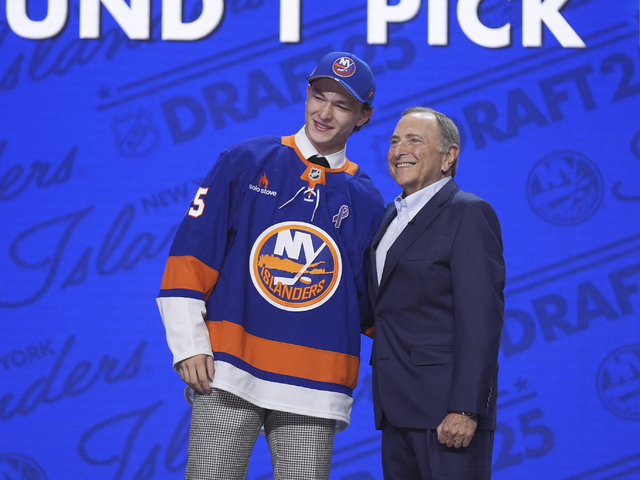 VIDEO: Hrá pre mamu. Jednotke draftu NHL pomáhali  s podpisom zmluvy deti, ktoré tiež stratili rodiča