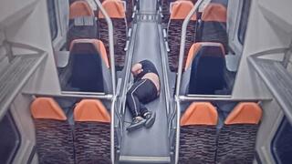 Posprejované steny a špinavé sedačky, rušňovodiči nevidia, koho dvere privrú. Novinku ZSSK kritizujú vlastní zamestnanci