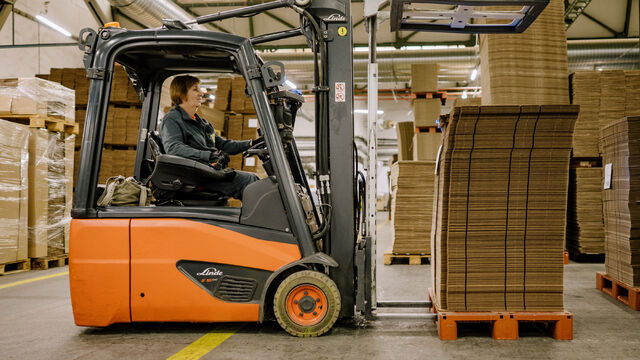 Lepenka sa efektívne uskladňuje už počas výroby. Ako obal potom šetrí miesto aj v skladoch a pri preprave.