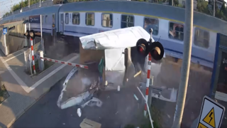 VIDEO: Vodič ignoroval rampy, prežil len zázrakom. Dodávku uviaznutú na priecestí zdemoloval vlak