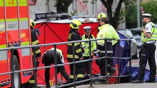 Chodca zabili dlažobné kocky z dodávky. Náklad sa uvoľnil, keď sa vodič vyhýbal motocyklu