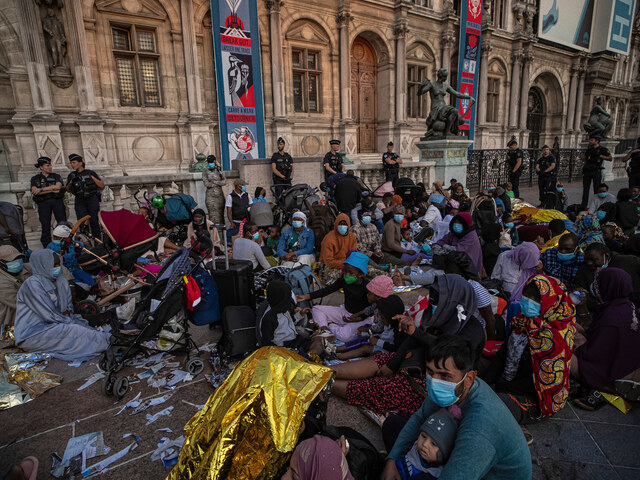 Každú noc stoja v rade stovky ľudí. V letnom Paríži medzi turistami blúdia rodiny bez domova a zháňajú nocľah