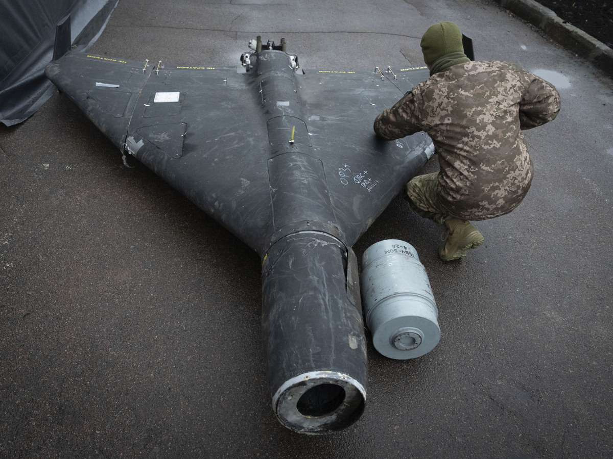 Ukrajinský dôstojník skúma zostrelený dron Shahed s termobarickou náložou, ktorý vypálilo Rusko, vo výskumnom laboratóriu na utajenom mieste na Ukrajine