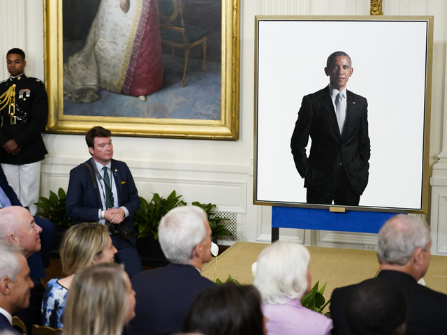 Odplata za verejnú kritiku? Trump presunul portréty Obamu a Bushovcov na miesto, kde ich návštevníci neuvidia