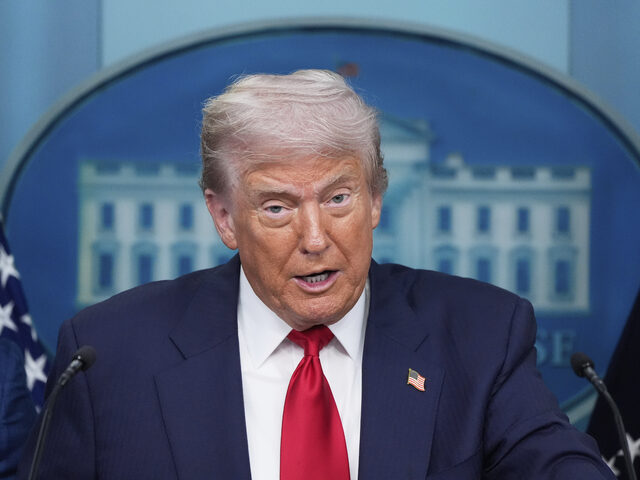 Trump reaguje na kriminalitu vo Washingtone. Políciu podriadi vláde a nasadí Národnú gardu 