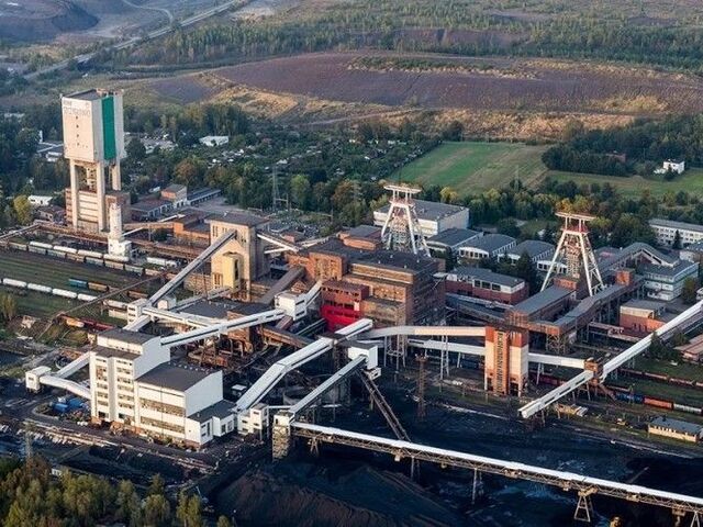 Otras v poľskej bani: Záchranári bojujú o čas, muž uviazol pod zemou, problém je aj s kyslíkom