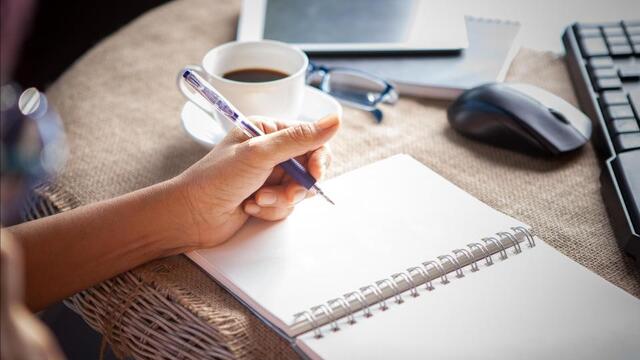 ľavák písanie káva