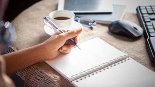 ľavák písanie káva