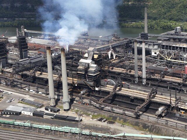 V závode U.S. Steel v pondelok došlo k výbuchu. Trosky zasypali ľudí, hlásia obeť aj nezvestných 