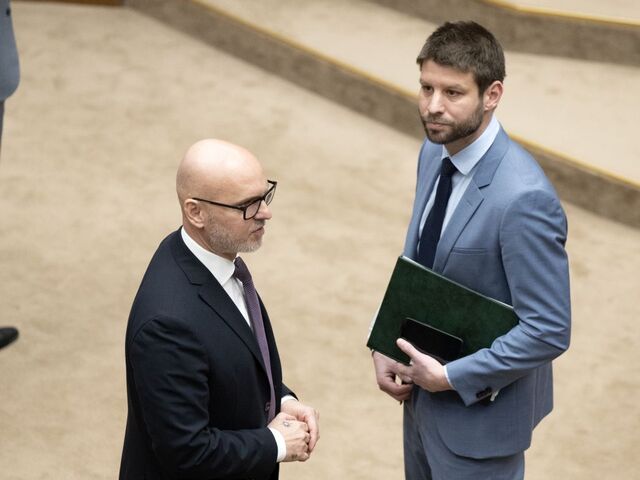 Zrušením „kšeftu desaťročia“ to nekončí, opozícia čaká demisiu v paláci. Šaškovi má chýbať odvaha hájiť sa