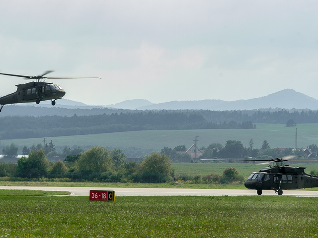 Neďaleko Ružomberka horí. Plamene zachvátili les, ozbrojené sily povolali vrtuľník Black Hawk