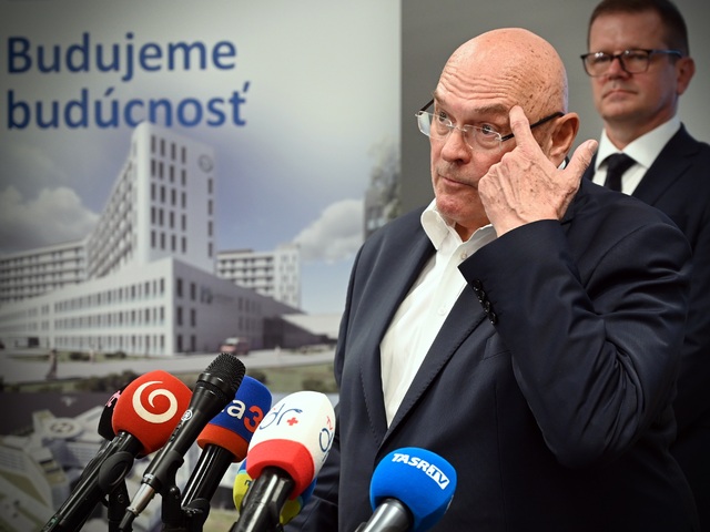 Smer priznal Šaškovi zodpovednosť za tender, na odchod to však nie je. Stojí za ním aj šéf zdravotníckeho výboru