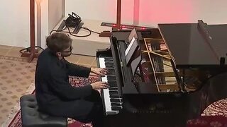 Klavirista, ktorý zaujal tisíce poslucháčov po celom Slovensku aj v zahraničí. O čom je jeho hudba?