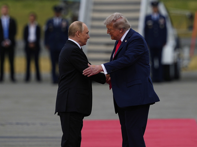 Potlesk, podanie rúk a vystretý Putin. Čo prezradila reč tela Trumpa a šéfa Kremľa počas prvých minút stretnutia?