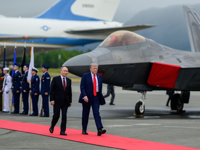Videli ste to? Rusko už nie je v izolácii. Kremeľská propaganda oslavuje červený koberec a potlesk Trumpa pre Putina