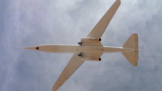 Ak Číňania vzkriesia stroj so šikmým krídlom, získajú materskú loď pre roje autonómnych dronov