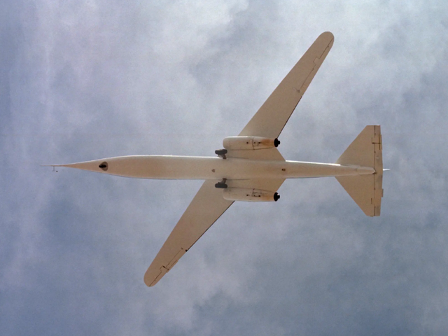 Ak Číňania vzkriesia stroj so šikmým krídlom, získajú materskú loď pre roje autonómnych dronov