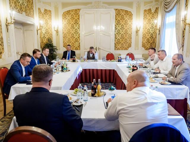 Koaličná rada prerušila rokovanie o konsolidácii a rozpočte. Fico hovorí o dohode, Šimečka o chaose