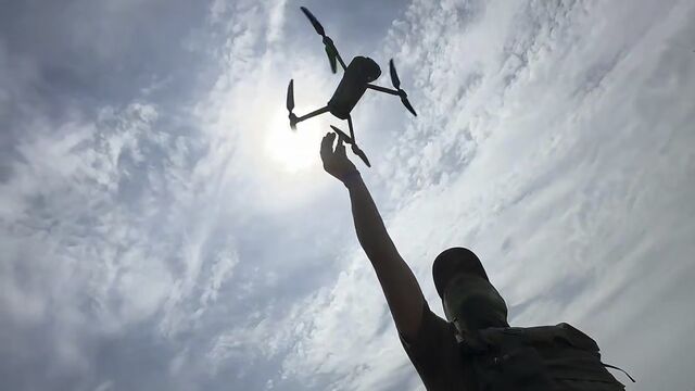 rusky vojak vypusta dron na ukrajine drony voja dronov