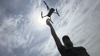 rusky vojak vypusta dron na ukrajine drony voja dronov