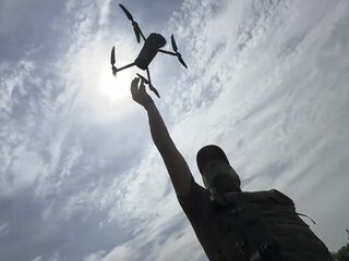 rusky vojak vypusta dron na ukrajine drony voja dronov