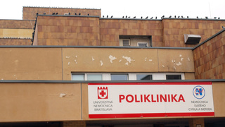 Mladá pacientka zomrela v nemocnici, matka podozrievala zlú hygienu. Exkontrolórka tvrdí, že našli patogény, no štát nekonal