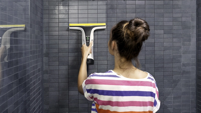 Čistič na okná Kärcher využijete aj na umývanie kúpeľne. 