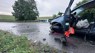 Auto sa vyrútilo zo zákruty a zrazilo sa s autobusom. Na Spiši zahynul spolujazdec, 10 ľudí je zranených