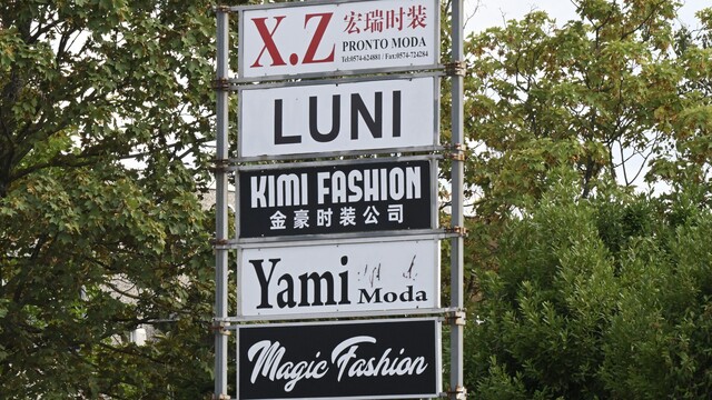 Priemyselná oblasť v talianskom meste Prato. cinska moda