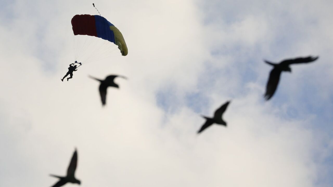 skok padakom parasutista