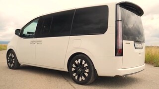 Extravagantný Hyundai Staria mení naftu za hybrid. Ako jazdí a koľko v skutočnosti žerie?