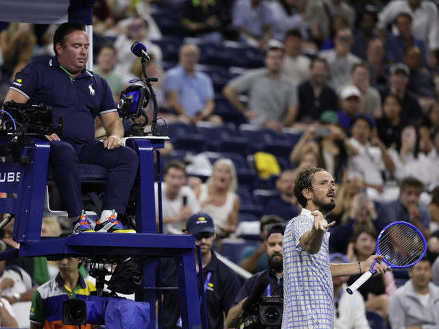 VIDEO: Medvedev nezvládol emócie v prvom kole na US Open. „Si chlap? Prečo sa trasieš?“ kričal po rozhodcovi