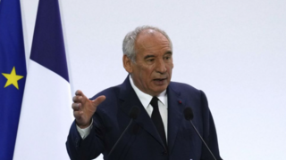 Francúzsky premiér Bayrou spojí škrty s hlasovaním o dôvere. V parlamente chce riskovať svoju vládu