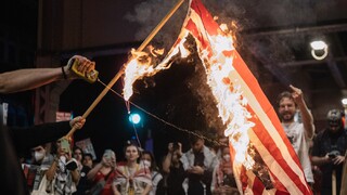 VIDEO: Trump žiada za pálenie vlajky väzenie. Muž ju schválne podpálil rovno pred Bielym domom