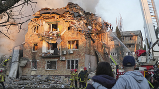 Zasiahnuté domy aj škôlka. Kyjev má za sebou ďalší masívny útok, hlásia už 21 obetí, medzi nimi sú aj deti