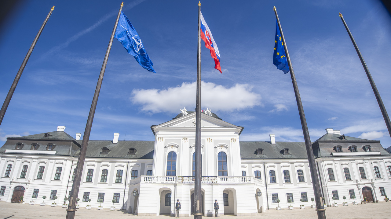NATO EU Slovensko vlajka vlajky prezidentský palác