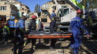 Ruské vojská zasiahli zbrojovky a letiská, tvrdí Moskva. V Kyjeve však poškodili obytné domy a hlásia mŕtve deti