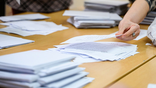 Štát chce posunúť voľby, aby ušetril. Nie je to niečo, čo by v budúcnosti mohlo fungovať, hovorí odborník