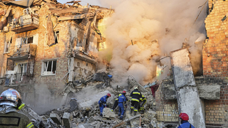 Najkrvavejší augustový útok. Po štvrtkovom údere na Kyjev hlásia už 25 obetí. Rusko rozumie len sile, tvrdí Zelenskyj